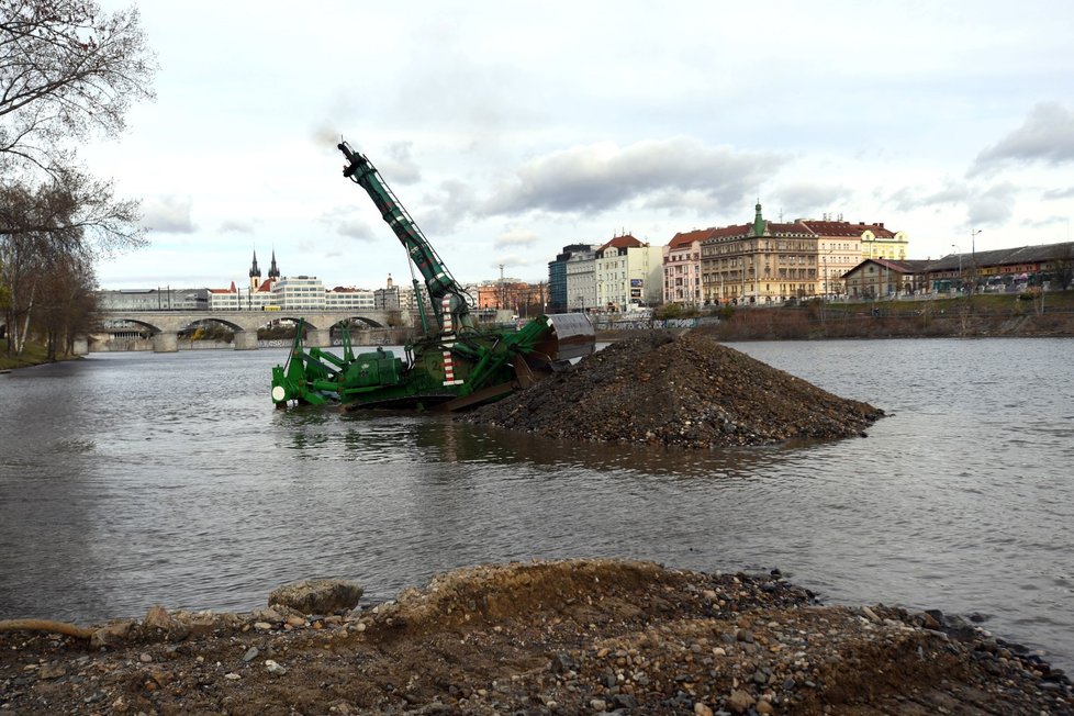 V Praze 7. dubna 2022 pokračuje stavba Štvanické lávky přes Vltavu.