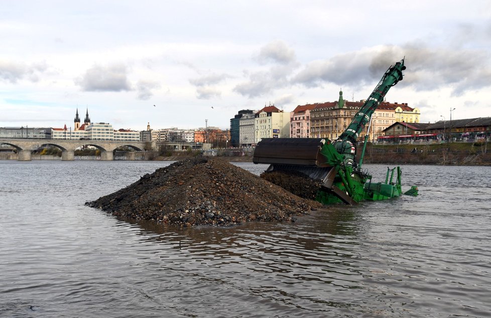 V Praze 7. dubna 2022 pokračuje stavba Štvanické lávky přes Vltavu.