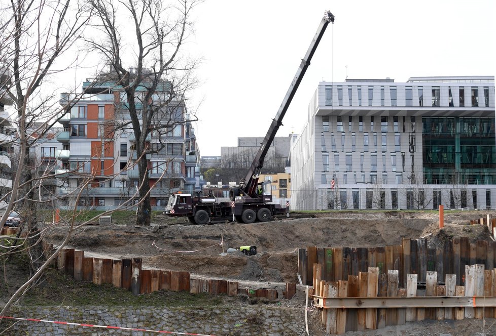 V Praze 7. dubna 2022 pokračuje stavba Štvanické lávky přes Vltavu.