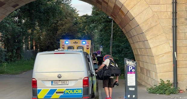 Na Štvanici pod viaduktem našli mrtvého muže. (28. srpna 2022)