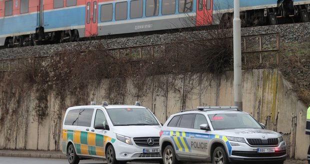 Vlak v Suchdole usmrtil muže. (1. února 2022)