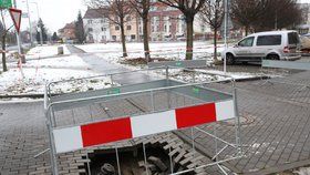 V roce 2016 se propadla silnice v Kamýcké ulici v Suchdole. I z toho důvodu je rozsáhlá rekonstrukce suchdolských komunikací vítaná.