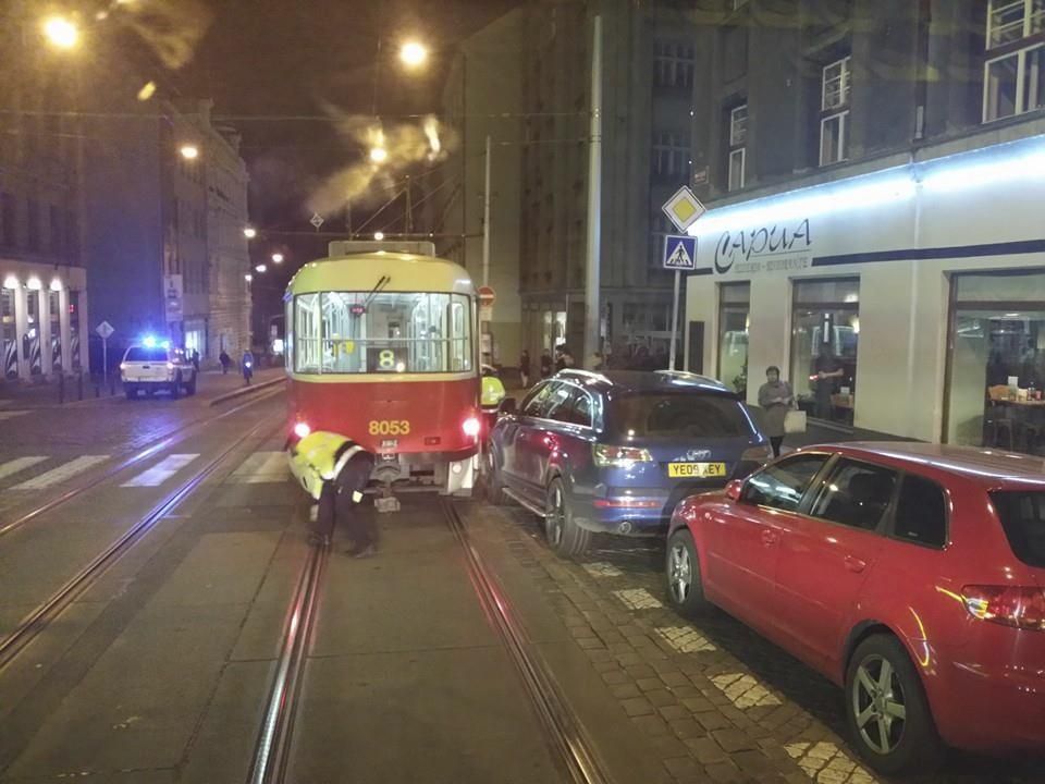 Tramvaje mají výsostnou přednost, lidé často špatně zaparkují a vozy nemohou pokračovat v jízdě.