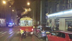 V Kamenické ulici stojí doprava - řidič SUV tu (zase) špatně zaparkoval