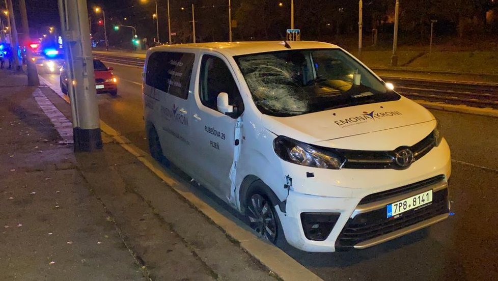 Policisté pronásledovali kradené auto ve Švehlově ulici, 16. listopadu 2019.