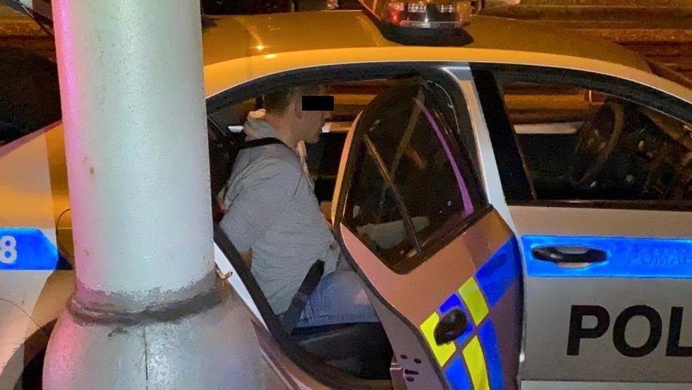 Policisté pronásledovali kradené auto ve Švehlově ulici, 16. listopadu 2019.