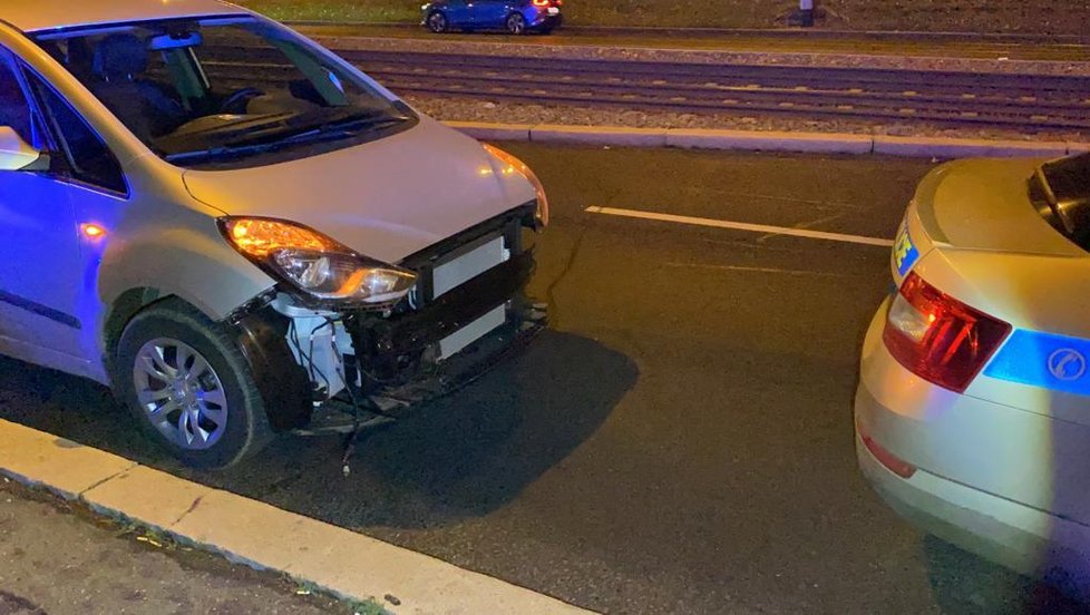 Policisté pronásledovali kradené auto ve Švehlově ulici, 16. listopadu 2019.