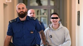 Tadeáš (19) si odsedí 8 let za pokus o vraždu a loupež: U soudu svého činu litoval, do věznice odcházel s úsměvem  