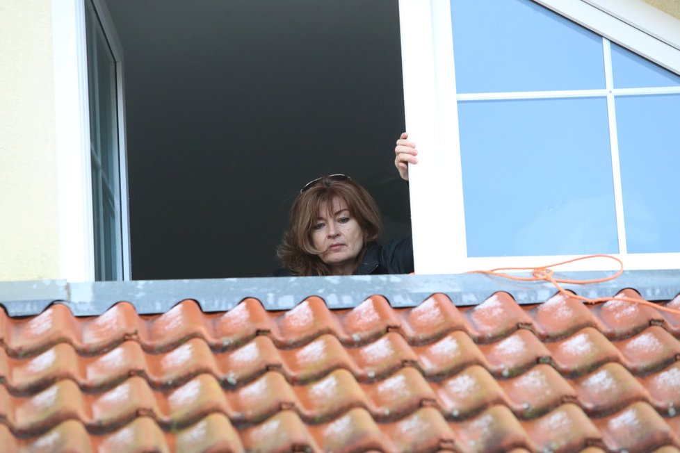 Družinářka Táňa bojuje s exekutory o dům, jídlo jí lidé házejí oknem. (20. ledna 2022)