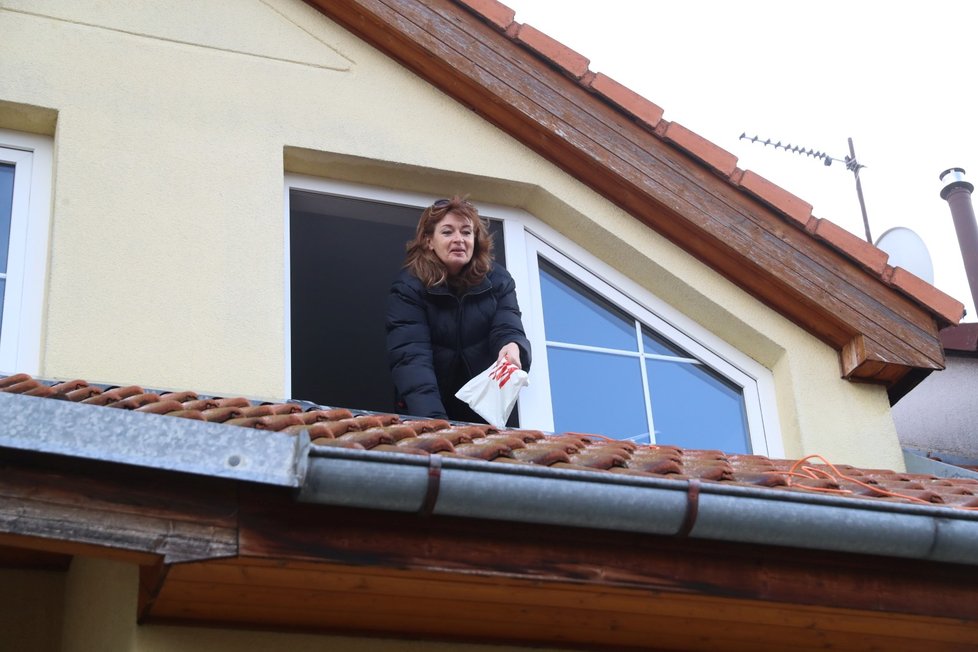 Družinářka Táňa bojuje s exekutory o dům, jídlo jí lidé házejí oknem. (20. ledna 2022)