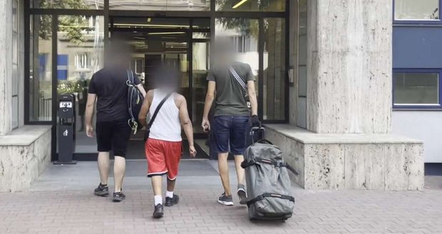 Gauneři ukradli muži na hlavním nádraží tašku s obsahem za více než milion korun.