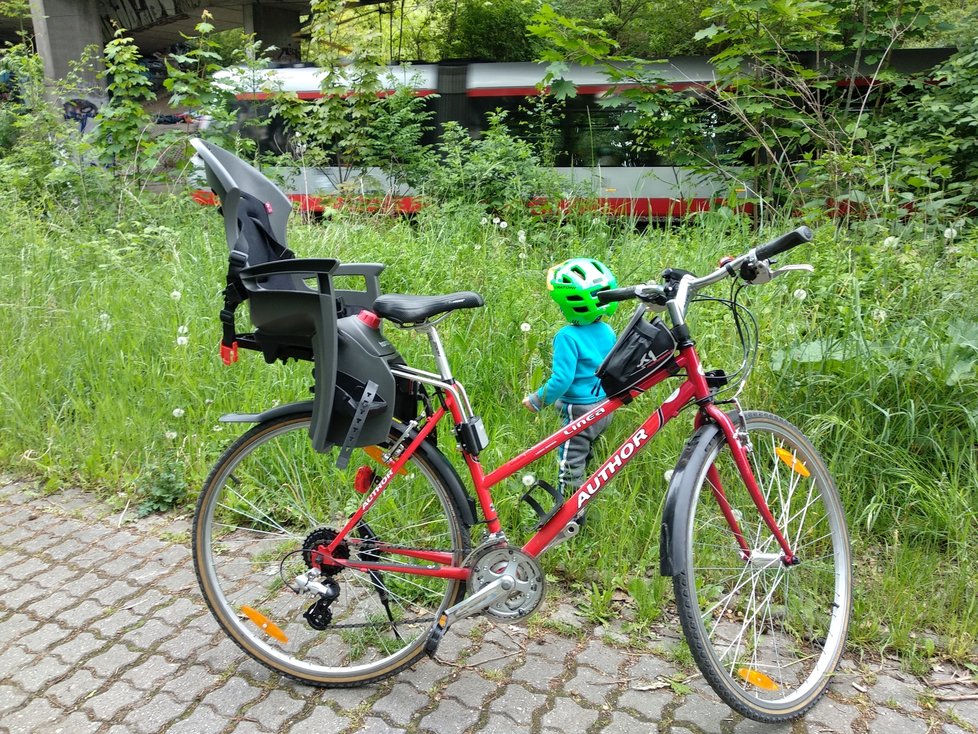 Cyklisty bude nutné objíždět s odstupem půldruhého metru (ilustrační foto)