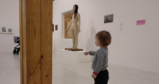 Na výstavě Kurta Gebauera se Pepínovi nejvíc líbila socha umělcovy ženy. Pořád nám ukazoval její pupík.