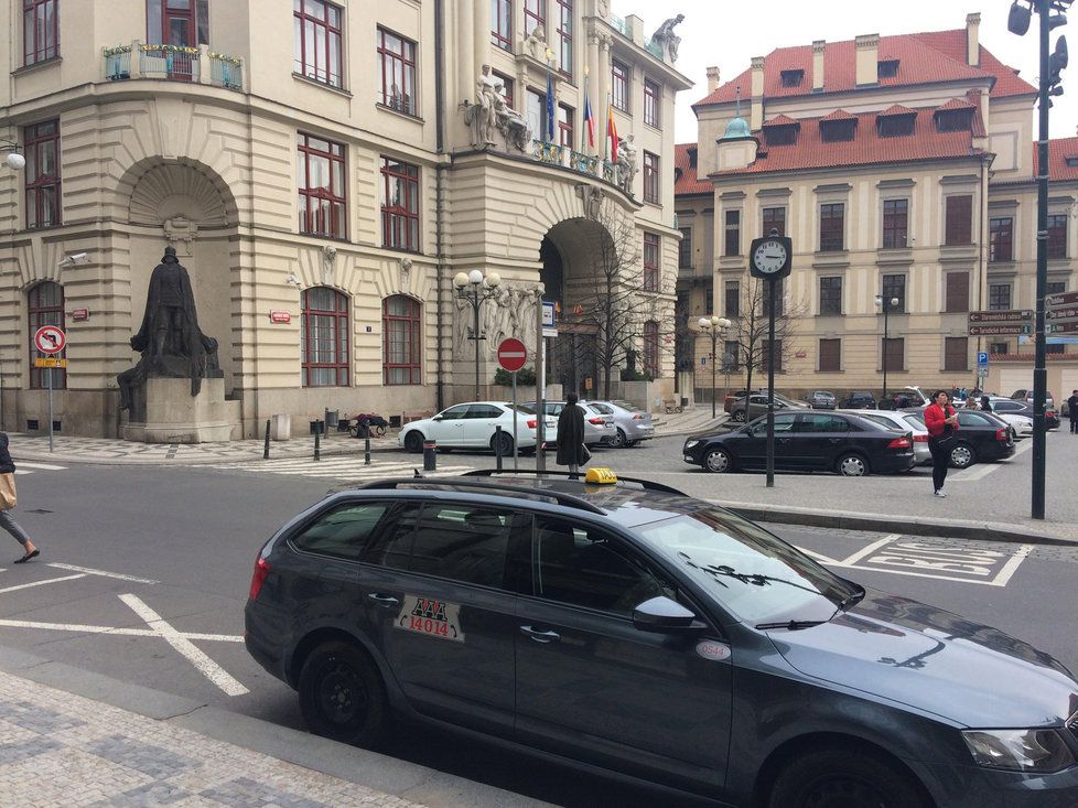 Taxikáři z AAA Radiotaxi jsou pod pohrůžkou vyjmutí ze zakázek nuceni protestovat proti magistrátu každý den.