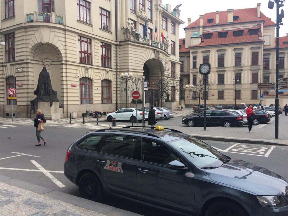 Taxikáři z AAA Radiotaxi jsou pod pohrůžkou vyjmutí ze zakázek nuceni protestovat proti magistrátu každý den.