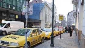 Taxikáři požadují zvýšit maximální cenu za kilometr na 38 až 45 korun. Praha ale tolik nechce.