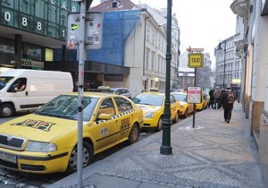 Taxikáři požadují zvýšit maximální cenu za kilometr na 38 až 45 korun. Praha ale tolik nechce.