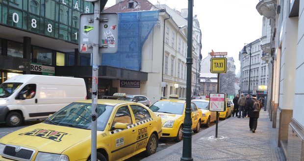 Taxikáři požadují zvýšit maximální cenu za kilometr na 38 až 45 korun. Praha ale tolik nechce.