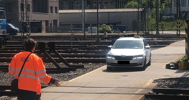 Taxikář vjel do kolejí na pražském hlavním nádraží. (25. května 2023)