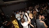 Párty jako před koronavirem! V pražských klubech se tančilo tělo na tělo bez respirátorů