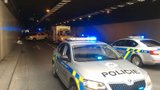 Honička s policií v Těšnovském tunelu: Motorkář po nehodě skončil s těžkými zraněními