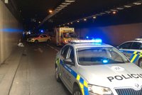 Honička s policií v Těšnovském tunelu: Motorkář po nehodě skončil s těžkými zraněními