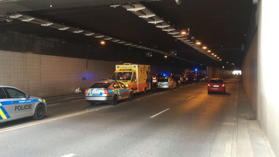 Po nehodě v Těšnovském tunelu skončil motorkář s těžkými zraněními v nemocnici.