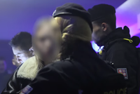 Pražský klub pořádal soutěž o to, kdo nadýchá víc promile. Vítězku (16) našli při zátahu policisté