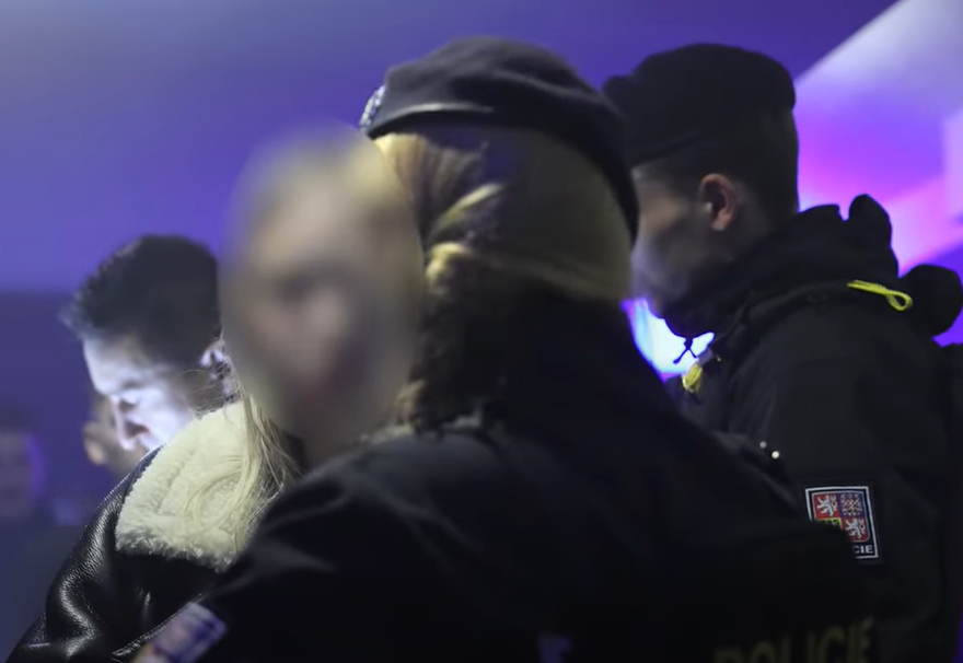 Zásah policistů v klubu v Praze 7. (13. ledna 2023)