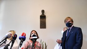 V pražské Thomayerově nemocnici 8. září 2021 odhalili pamětní desku s bustou zdravotní sestry. Připomíná zdravotníky, kteří při svém nasazení v koronavirové epidemii přišli o život.
