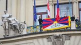 Praha vyvěsila Tibetskou vlajku: Poukazuje na dlouhodobé porušování lidských práv