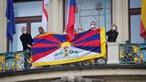 Na pražském magistrátu vyvěsili tibetskou vlajku. Připojila se i většina městských částí