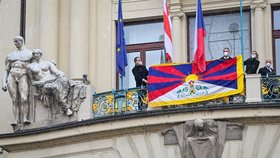 Praha vyvěsila Tibetskou vlajku: Poukazuje na dlouhodobé porušování lidských práv