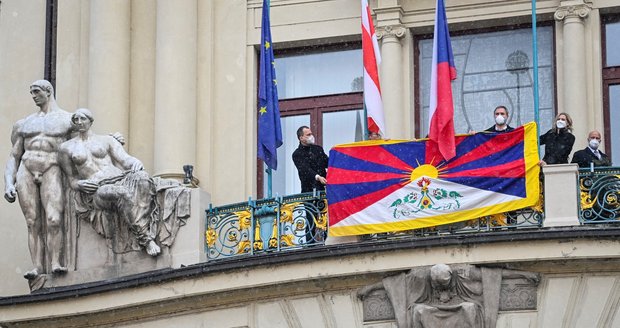 Pražští politici vyvěsili na radnici tibetskou vlajku, 10. března 2021. (Ilustrační foto)