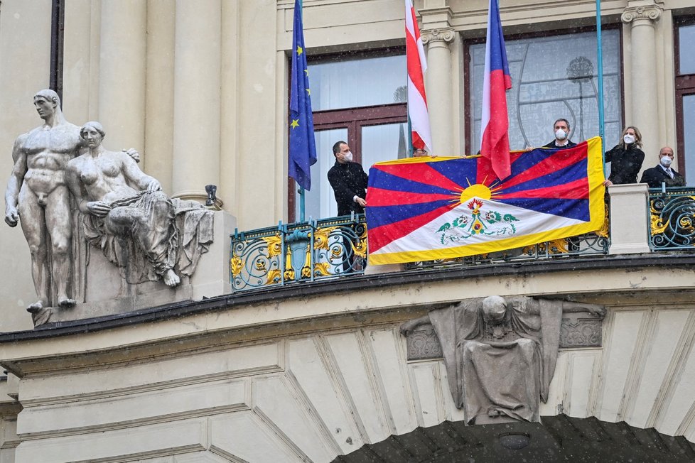 Pražští politici vyvěsili na radnici tibetskou vlajku, 10. března 2021.