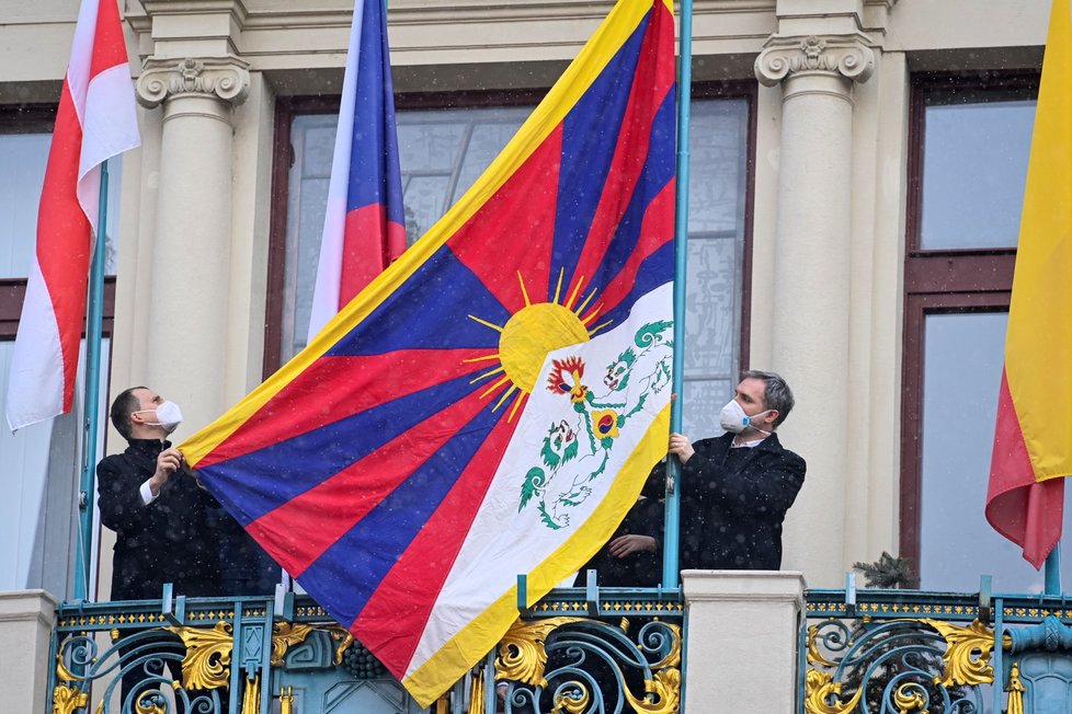 Pražští politici vyvěsili na radnici tibetskou vlajku, 10. března 2021.