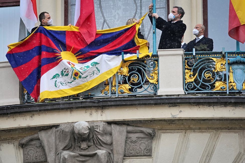 Pražští politici vyvěsili na radnici tibetskou vlajku, 10. března 2021.