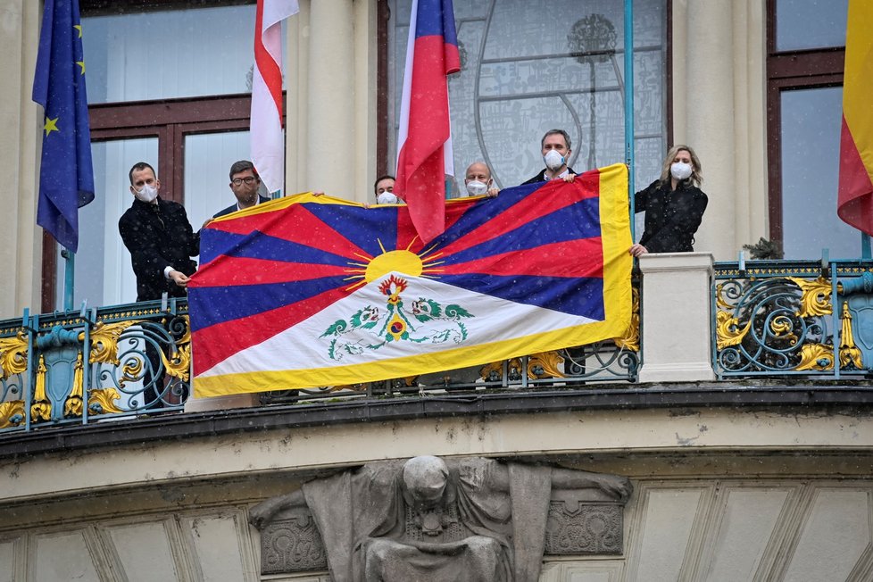 Pražští politici vyvěsili na radnici tibetskou vlajku, 10. března 2021.