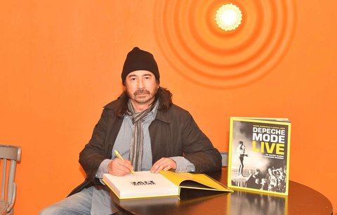 Producent Depeche Mode vyměnil hudbu za burgrárny v Praze: Simenon (57) o spolupráci s hvězdami i životní změně