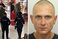 Zloděj pobodal ochranku (45) v pražské drogerii. Hledá ho policie: Může být ozbrojený a nebezpečný!