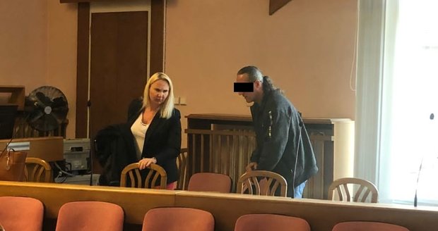 Muž stanul před soudem kvůli sexuálnímu obtěžování vlastního syna. (30. srpna 2022)