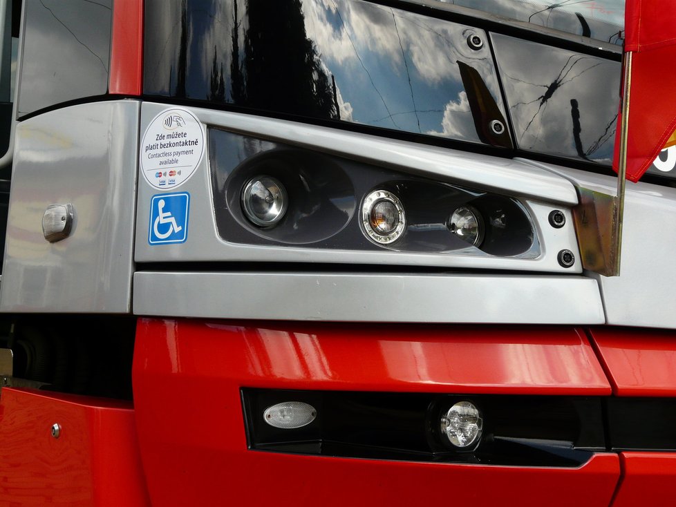 Platební terminály se ve všech pražských tramvajích objeví na začátku příštího roku.