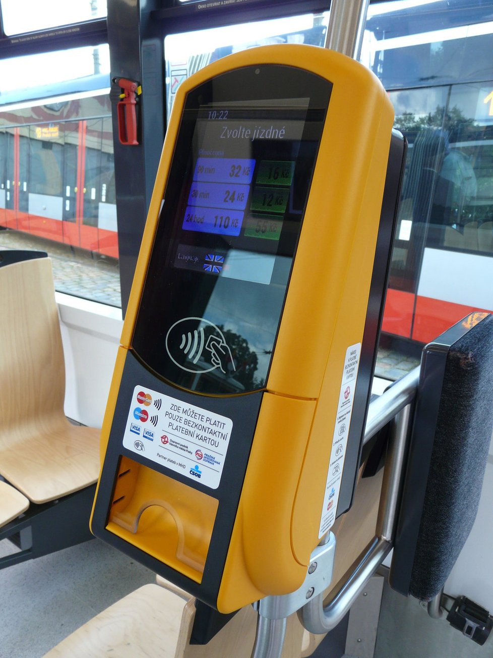 Bezkontaktní platební terminály se rozšíří do všech pražských tramvají.