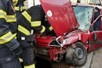 Tramvaj se v Kobylisích srazila s autem: Řidička skončila v nemocnici