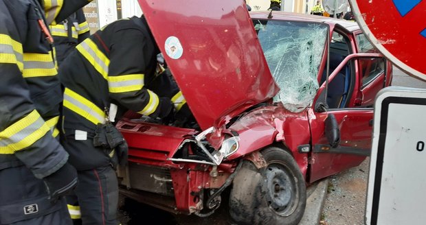 Tramvaj se v Kobylisích srazila s autem: Řidička skončila v nemocnici