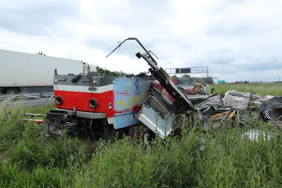 Tramvaj u D1 rozřezali. (9. června 2022)