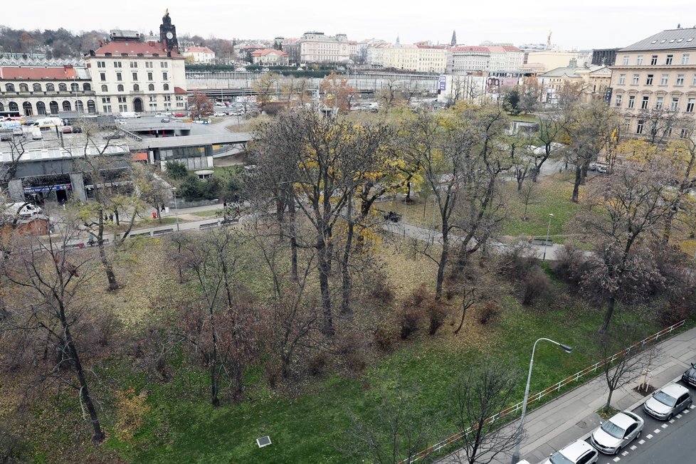 Tramvaj se u budovy Národního muzea odpojí z nově plánované trati, která povede z Vinohradské ulice na Václavské náměstí. Dále bude pokračovat skrze Vrchlického sady a za zastávkou u hlavního nádraží bude vedena směrem do Opletalovy ulice, kde se na křižovatce napojí na stávající trať.