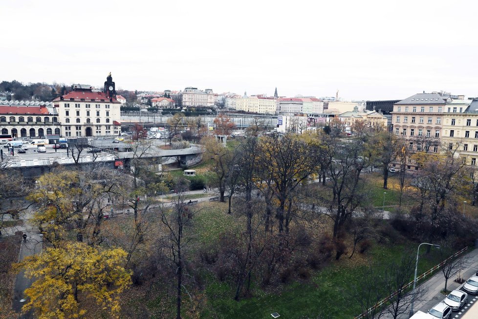 Tramvaj se u budovy Národního muzea odpojí z nově plánované trati, která povede z Vinohradské ulice na Václavské náměstí. Dále bude pokračovat skrze Vrchlického sady a za zastávkou u hlavního nádraží bude vedena směrem do Opletalovy ulice, kde se na křižovatce napojí na stávající trať.