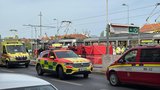 Tramvaj na Hradčanské srazila chlapce (†12). Záchranáři jej resuscitovali 45 minut, přesto zemřel