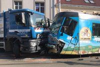 Komplikace v Libni: Tramvaj se srazila s popelářským autem a vykolejila!